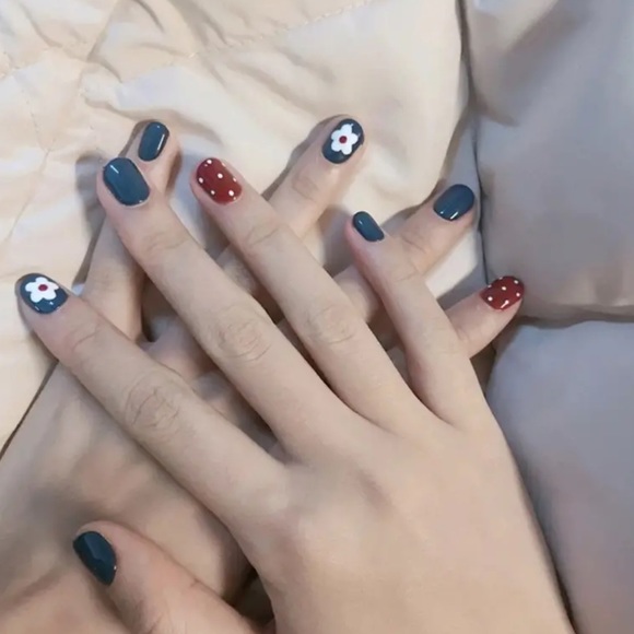 Women’s Red White Blue Floral 24 Pack Press On Nails - Picture 3 of 3